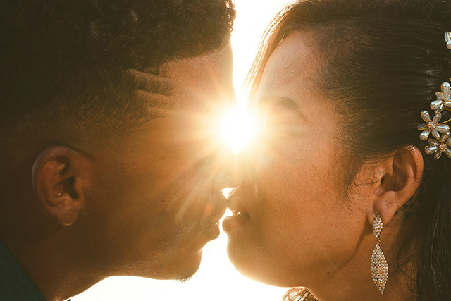 Man woman kiss sun
